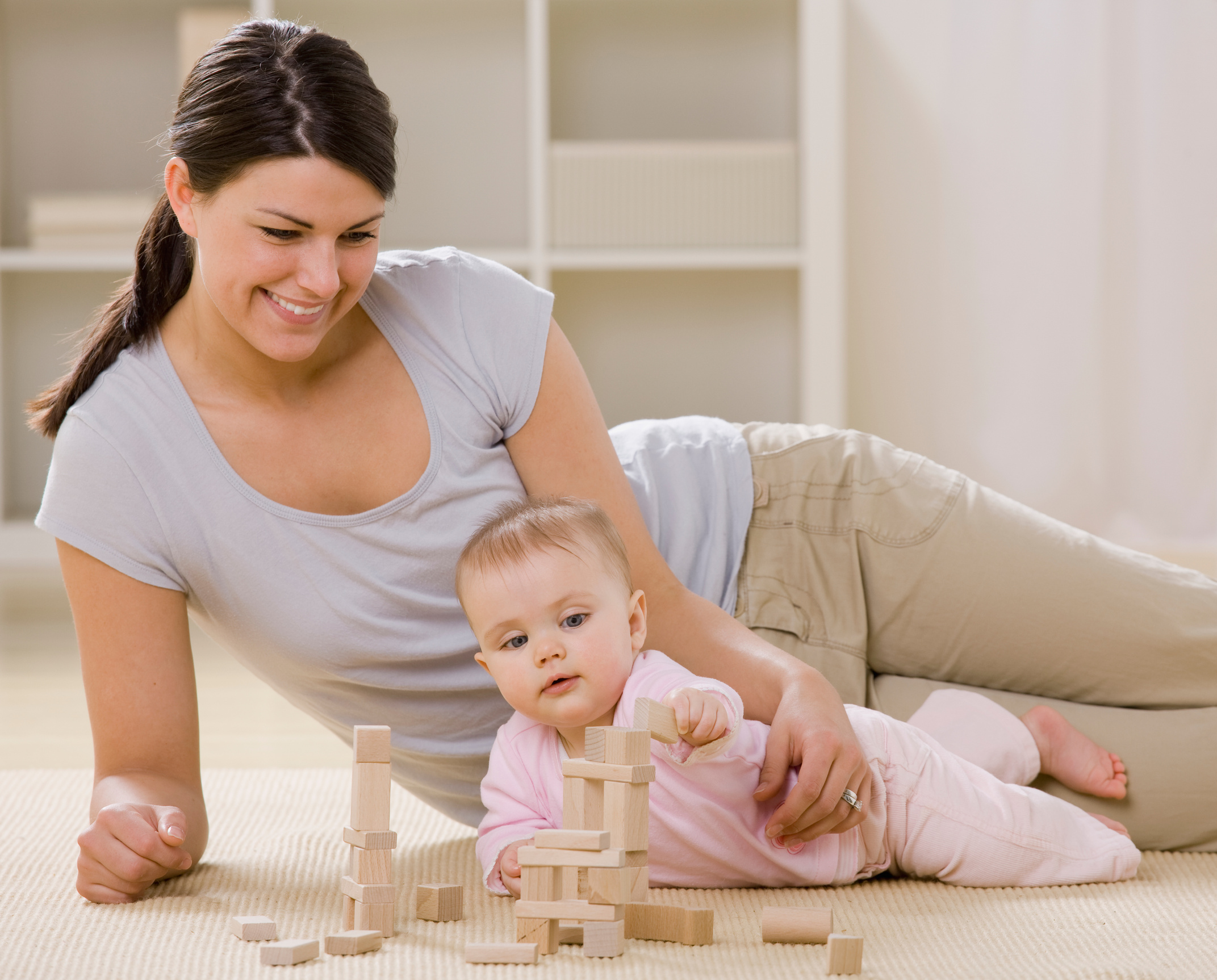 assistante maternelle avec un bébé