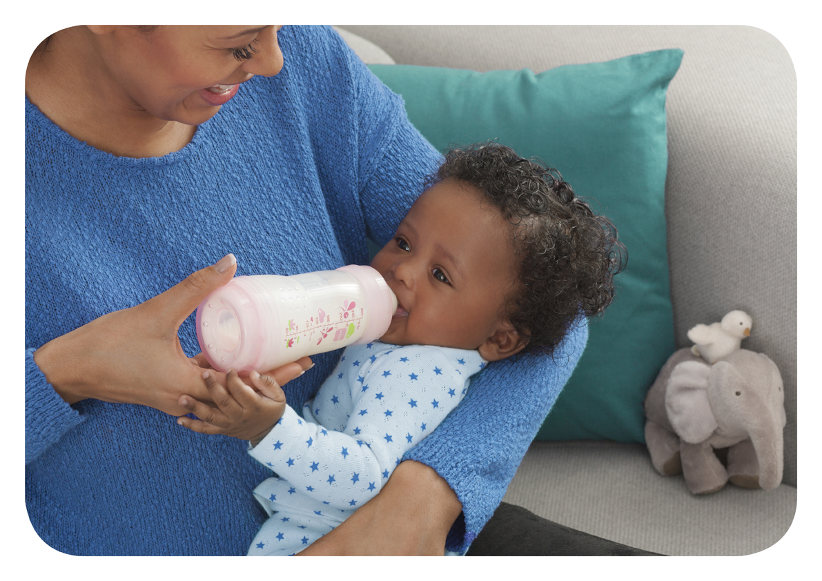 bébé avec le biberon anti-coliques MAM