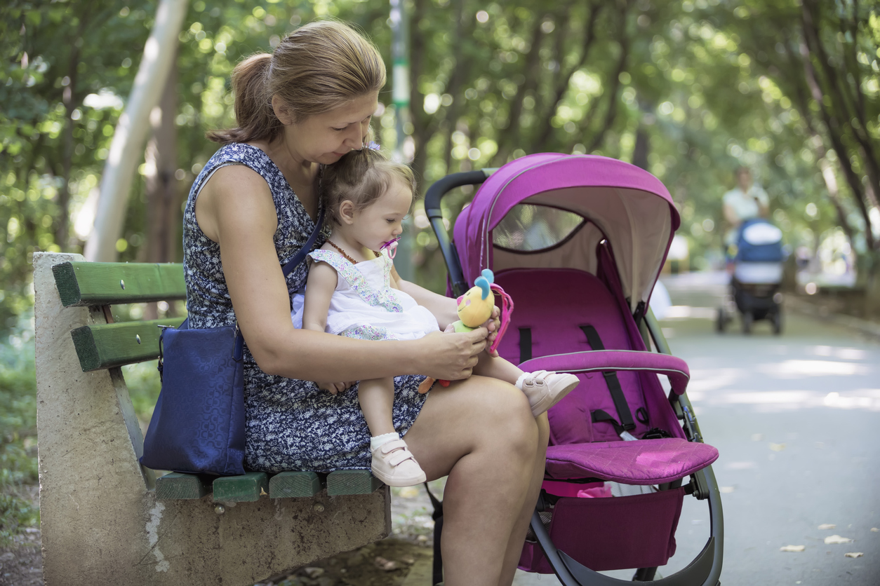 assistante maternelle avec une petite fille au parc