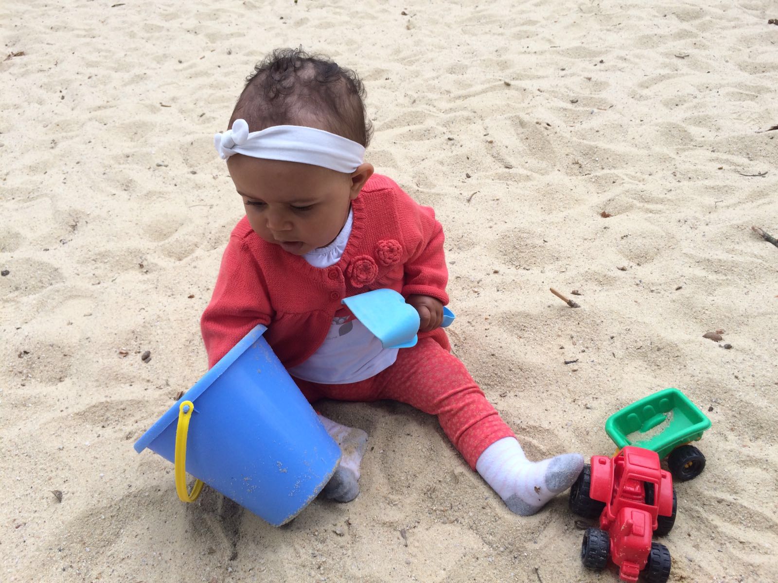 petite fille qui joue dans le sable