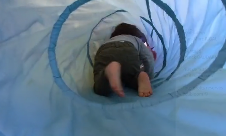 enfant dans un tunnel