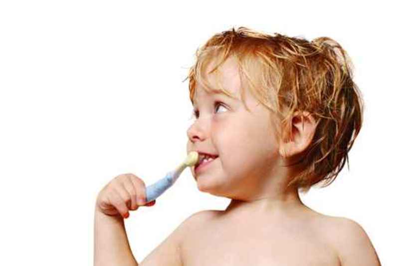 enfant se lave les dents