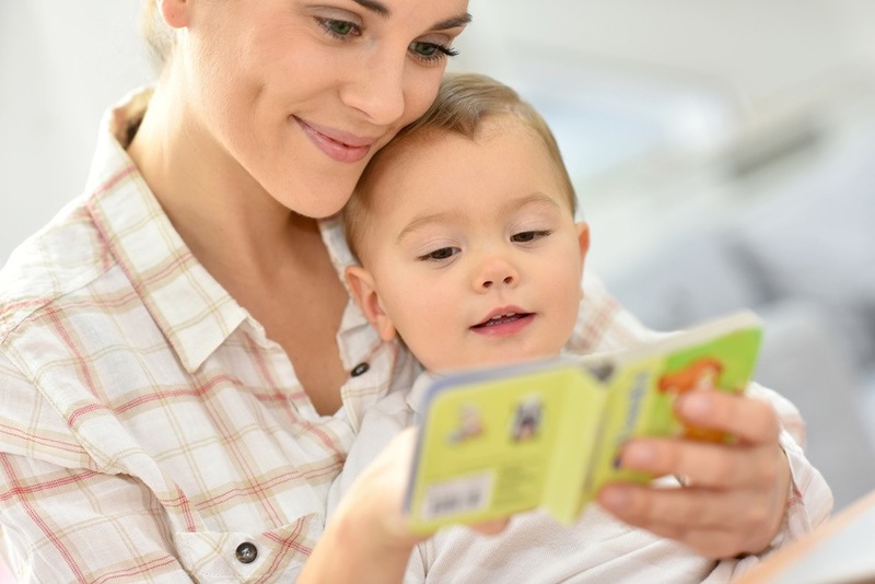 femme lisant un livre à jeune enfant