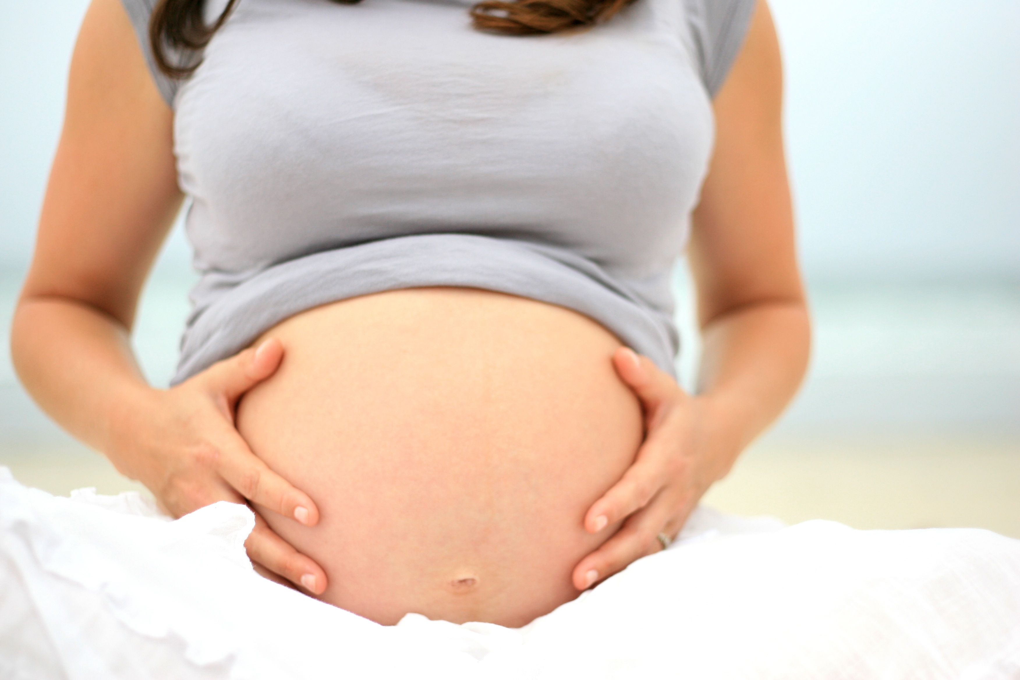 femme enceinte qui touche son ventre