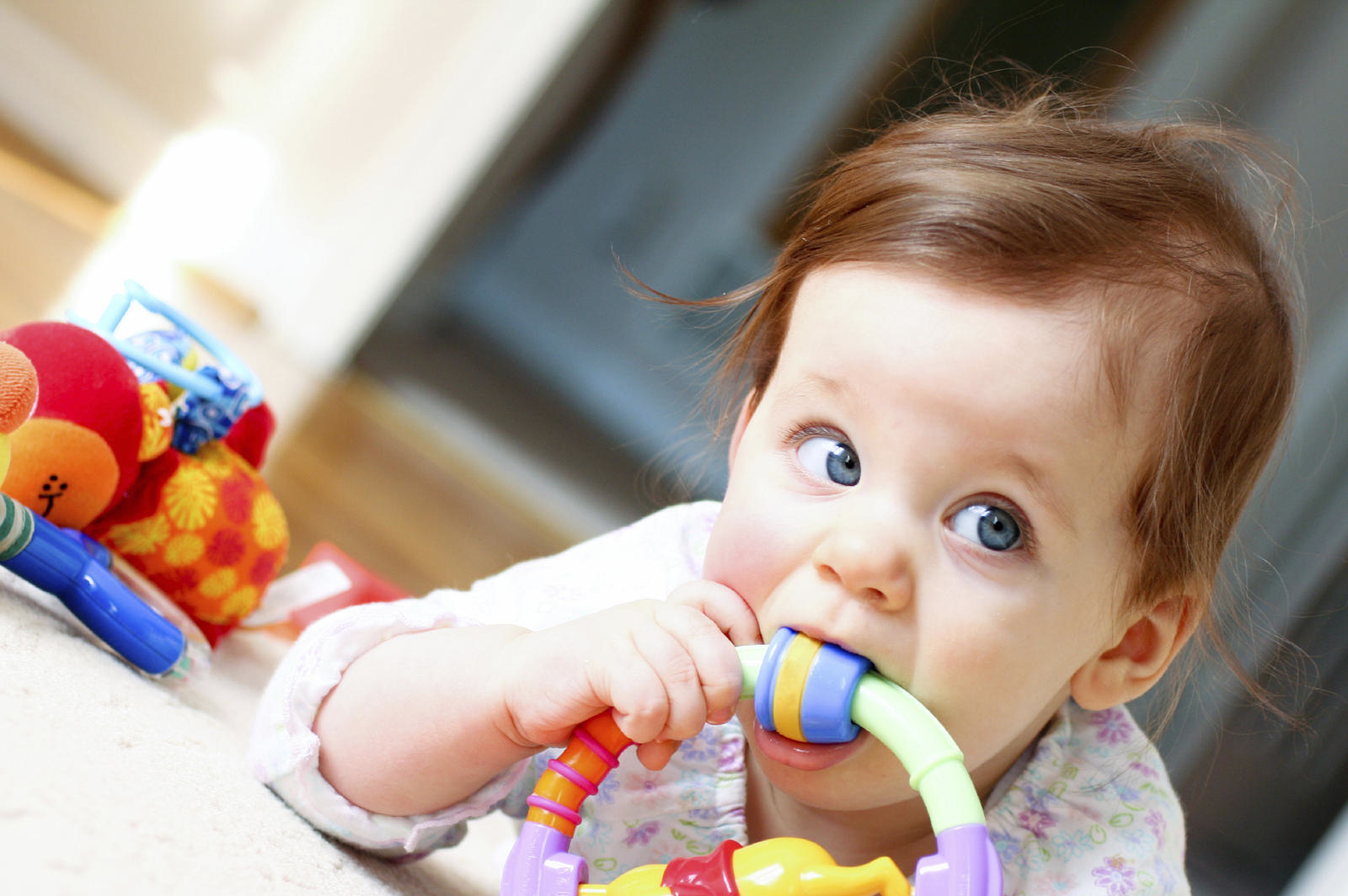bébé avec un jouet dans la bouche