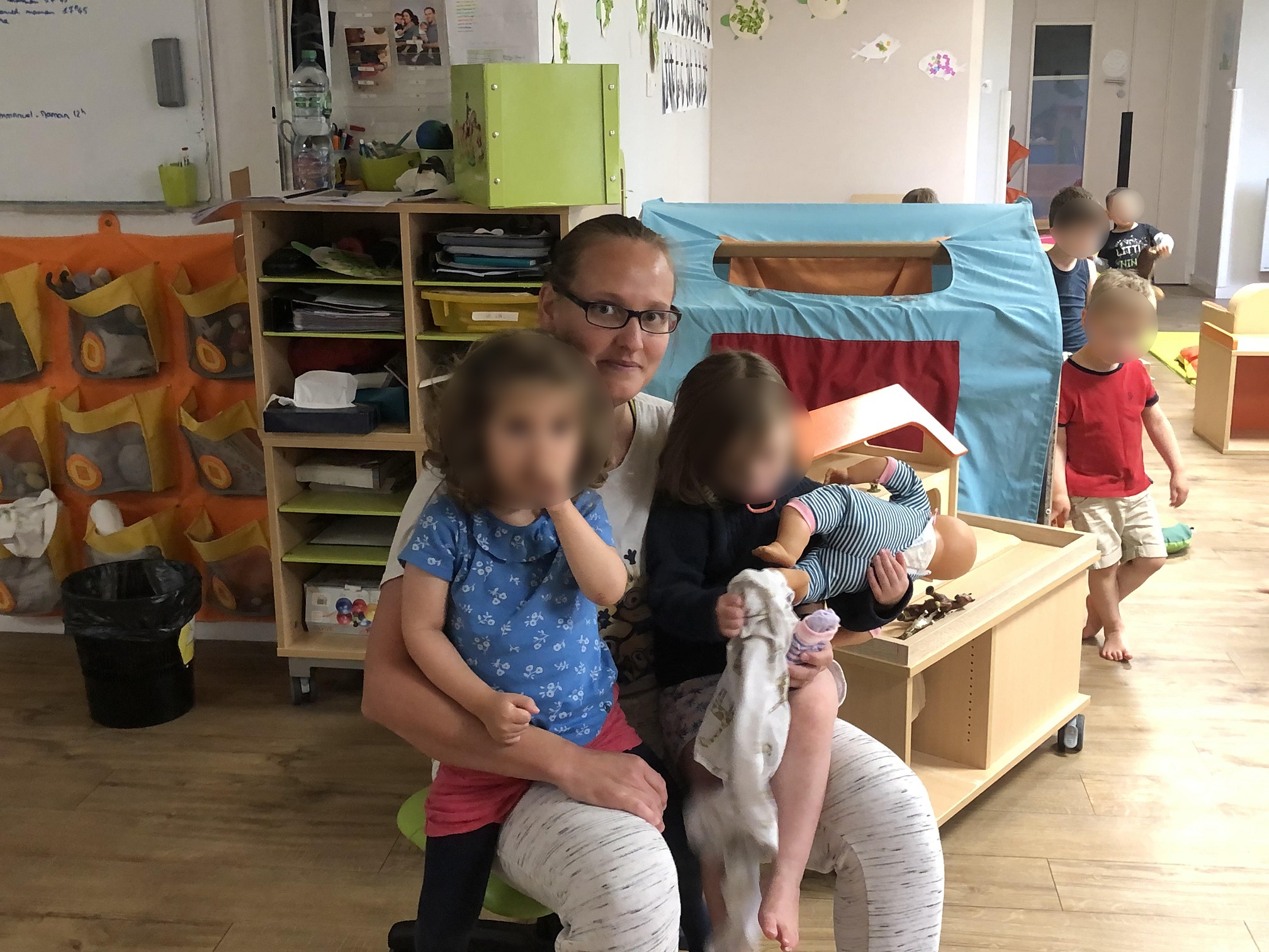Alexia et deux enfants au multi-accueil St Louis Borgnis - Versailles