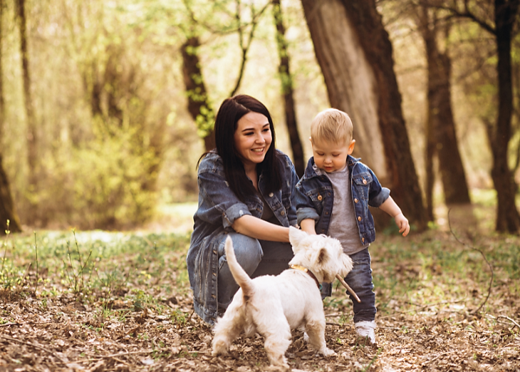 femme avec un enfant et un chien