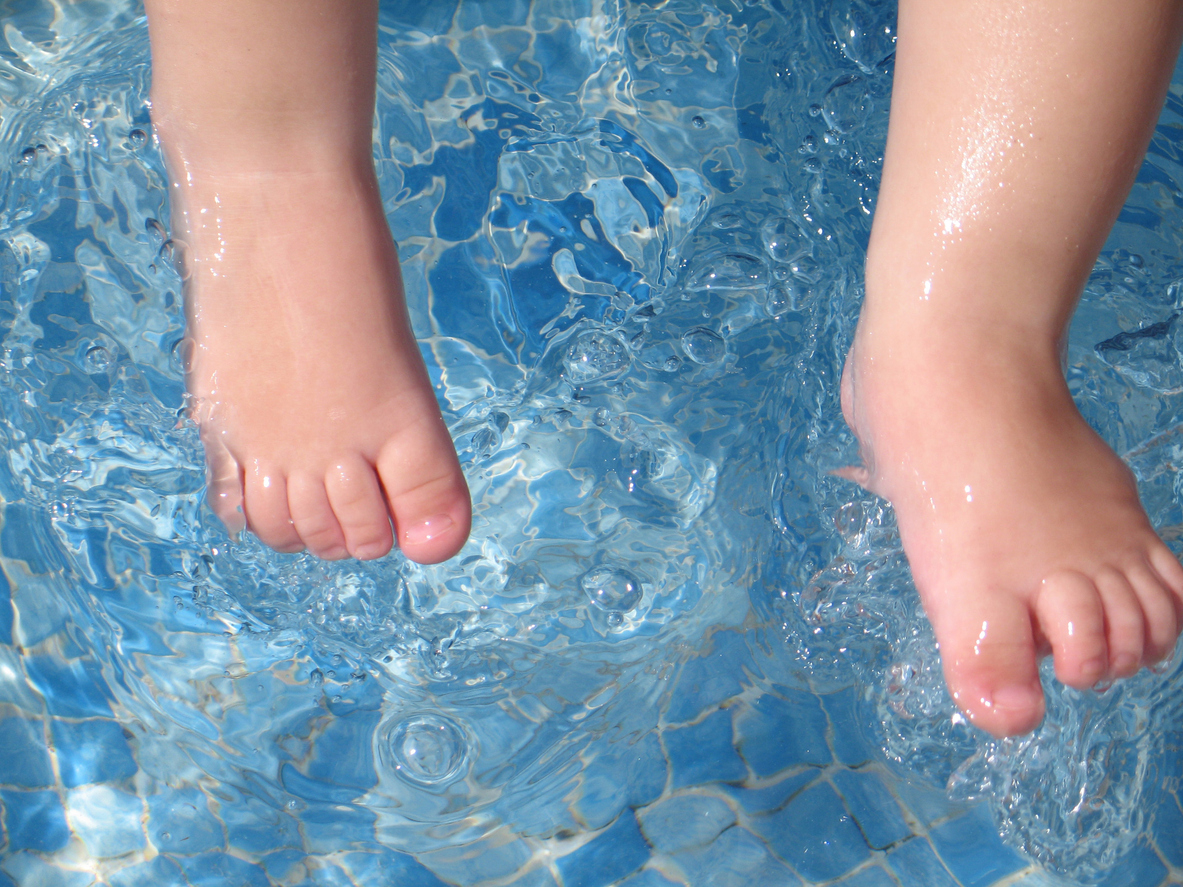 pieds bébés dans eau