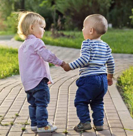 Deux enfants se tenant par la main