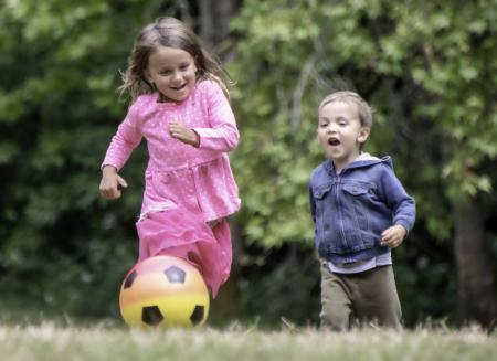 Enfants en mouvement vers un ballon