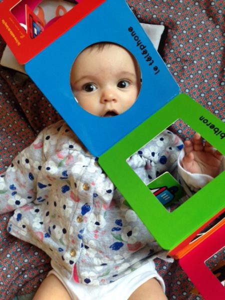 Bébé qui joue avec un livre