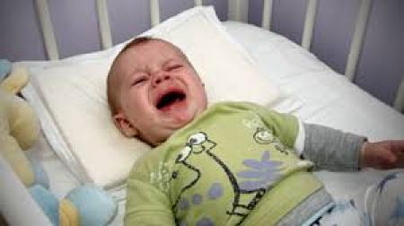 bébé pleure dans son lit