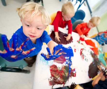 enfants peinture crèche