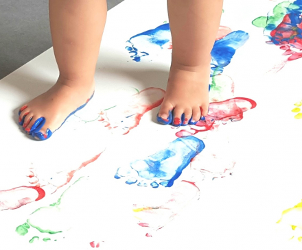 jeune enfant en activité peinture au pied