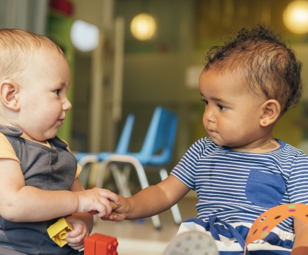 bébés se tenant la main