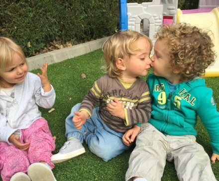 Enfants qui s'embrassent dans une crèche