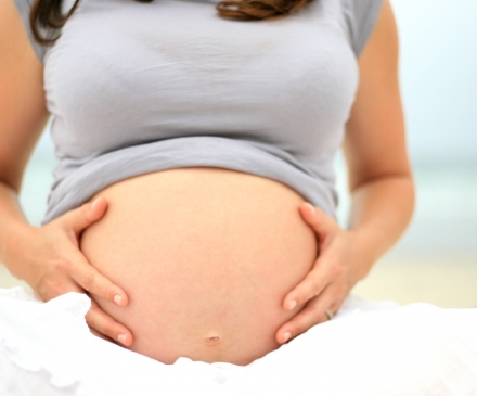 femme enceinte qui touche son ventre