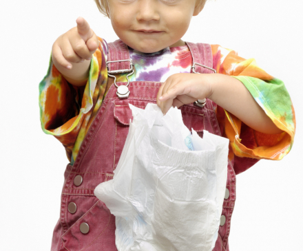 enfant tient sa couyche à la main