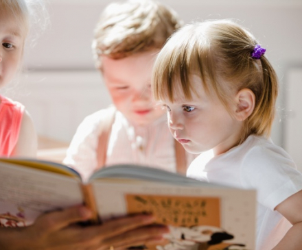 lecture avec jeunes enfants