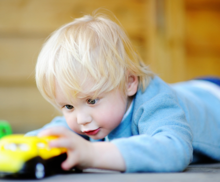 petit garçon joue aux voitures