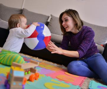 assistante maternelle joue avec enfant