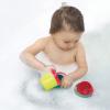 enfants joue avec jeu gigogne dans son bain