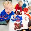 atelier peinture dans une crèche