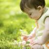 un bébé joue dans l'herbe