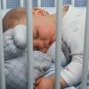 sieste enfant dans lit à barreaux