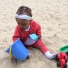 petite fille qui joue dans le sable