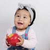 petite fille qui mange une pomme