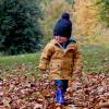 petit garçon qui marche dans les feuilles