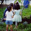 Enfants jardinage