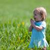petite fille dans l'herbe