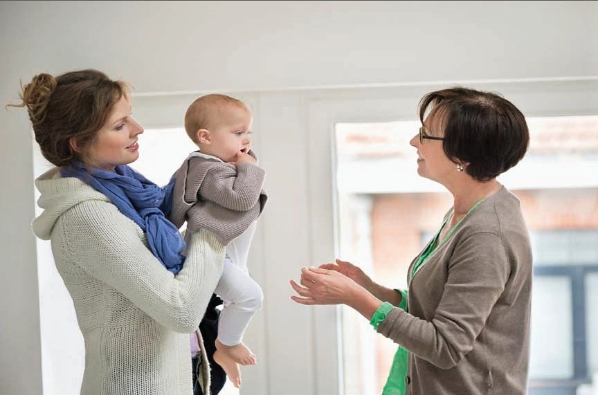 professionnelle conseille une maman avec bébé