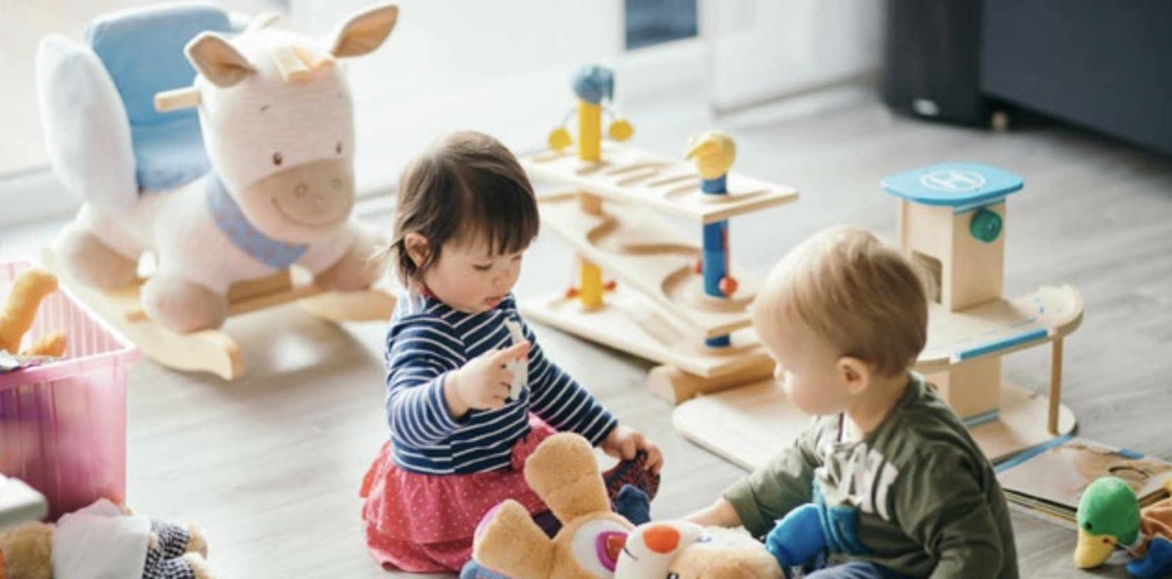 Enfants qui jouent dans une crèche