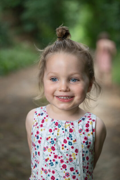 Petite fille souriante