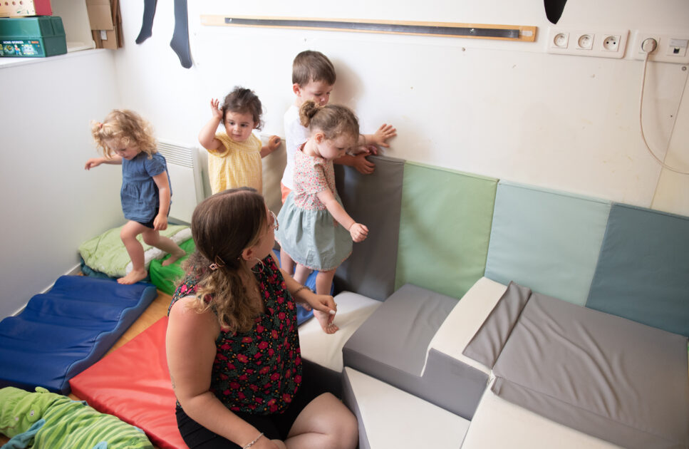 enfants jouent à la crèche avec une professionnelle