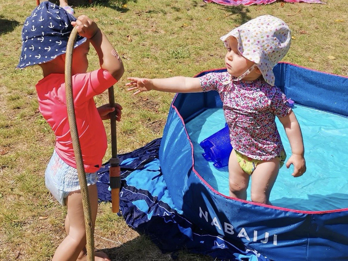 Enfants jouant dans une petite piscine